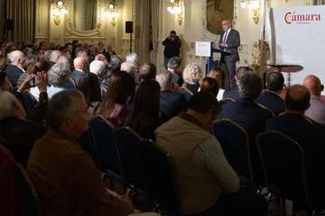 Morales recoge la Medalla de Oro de la Cámara por el servicio del Cabildo a la economía de la Isla (Foto TA)